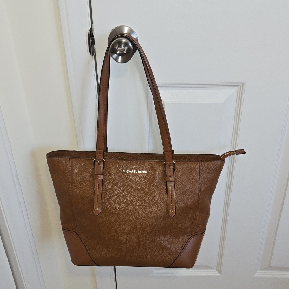 Michael Kors Brown Leather Aria Shoulder Bag - Picture 4 of 15